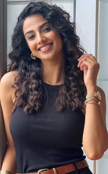 File:Meenakshi Chaudhary 01.jpg